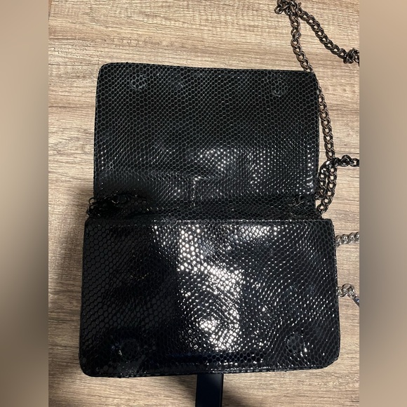 Kelly Wynne Snakeskin Crossbody 🖤 - Picture 6 of 8